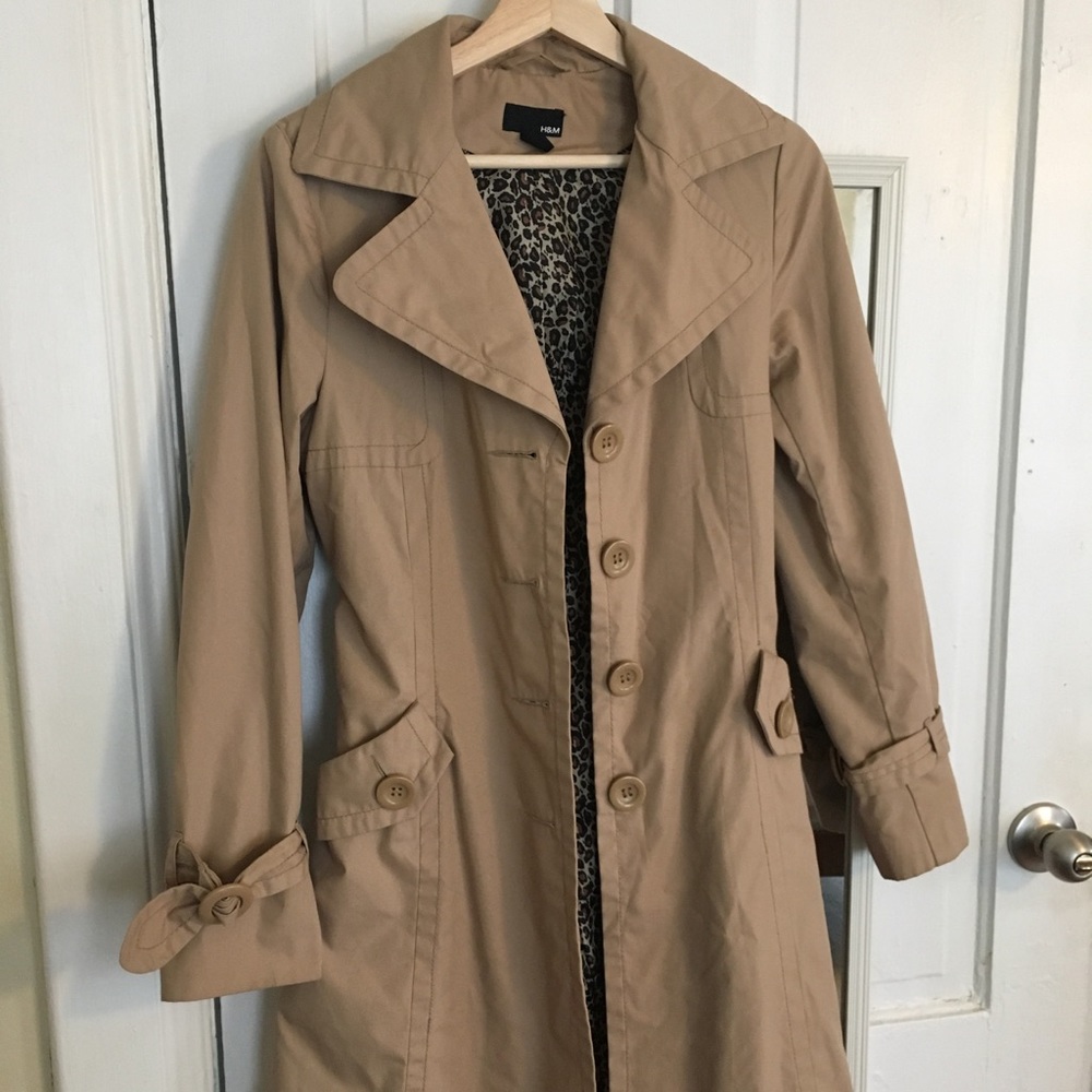 Classic trench coat with leopard print lining